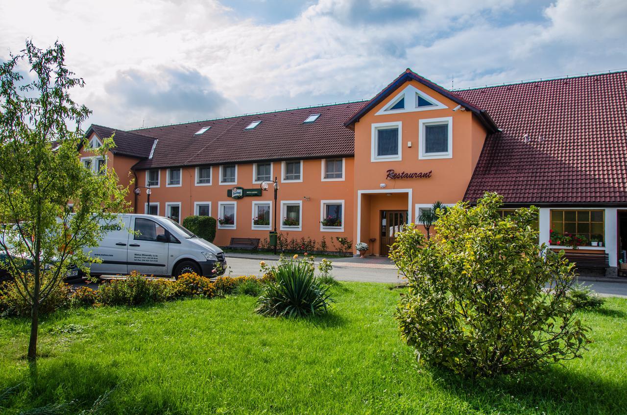 Hotel U Jezera Velky Osek Exterior photo